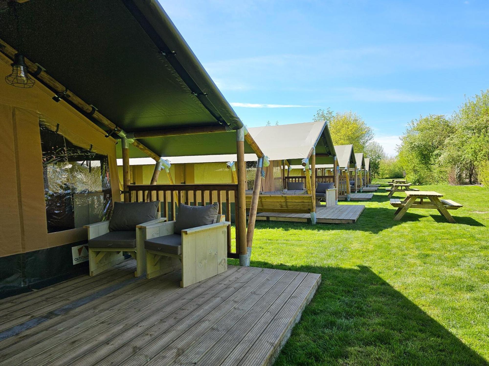 Campismo de Luxo Safaritent Met Prive Sanitair In Hoofdgebouw